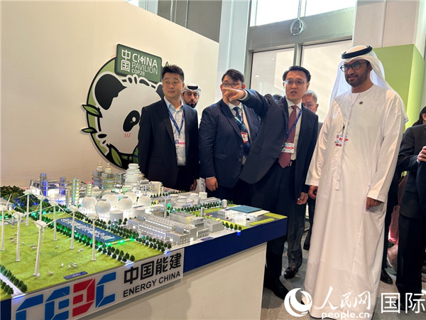 COP28主席蘇爾坦·賈比爾參觀中國角展示。人民網(wǎng)記者任皓宇攝