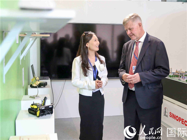 嘉賓參觀中國角展示。人民網(wǎng) 塔里克·易卜拉欣攝