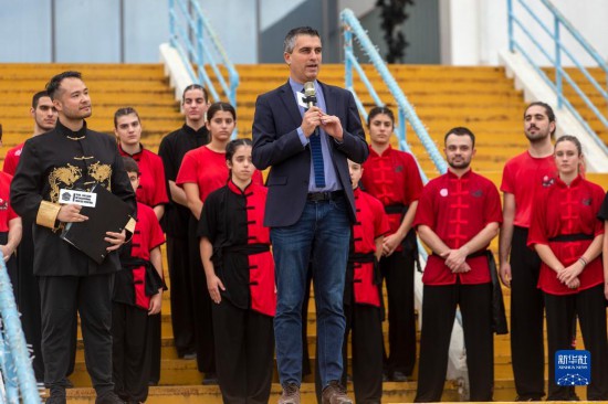 12月2日，希臘文化部副部長(zhǎng)赫里斯托斯·季馬斯（中）在希臘雅典圣誕劇場(chǎng)舉行的“中希國(guó)際戲劇節(jié)”開幕式上講話。新華社發(fā)（馬里奧斯·羅洛斯攝）