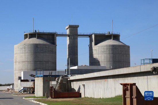 這是11月28日在突尼斯蘇塞市拍攝的中企承接建造的哈姆敦污水處理站一角。位于北非的突尼斯連續(xù)數(shù)年遭遇干旱，居民生活和農(nóng)業(yè)生產(chǎn)受到嚴重影響。突尼斯媒體近日報道了中企承接的突尼斯南部蘇塞市污水處理廠項目，稱贊它不僅為當?shù)剞r(nóng)民提供了穩(wěn)定的灌溉水源，還減少了環(huán)境污染。新華社記者 黃靈 攝