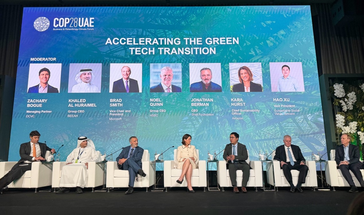 騰訊可持續(xù)社會價值副總裁、騰訊碳中和實(shí)驗(yàn)室負(fù)責(zé)人許浩（右三）在COP28上和微軟公司主席(右一)、匯豐銀行全球首席執(zhí)行官(右二)以及亞馬遜首席可持續(xù)發(fā)展官(左四)等對話。圖片由騰訊公司提供