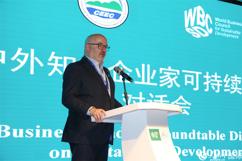世界可持續(xù)發(fā)展工商理事會會長兼主席貝德凱致辭。人民網(wǎng)記者任皓宇攝