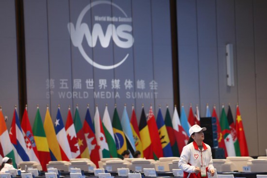   2023年12月2日，一名志愿者在廣州南沙灣濱海會議中心布置會場。（新華社記者李明攝）