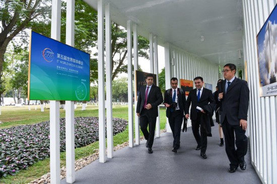   2023年12月2日，參會代表抵達廣州南沙灣濱海會議中心。（新華社記者梁旭攝）