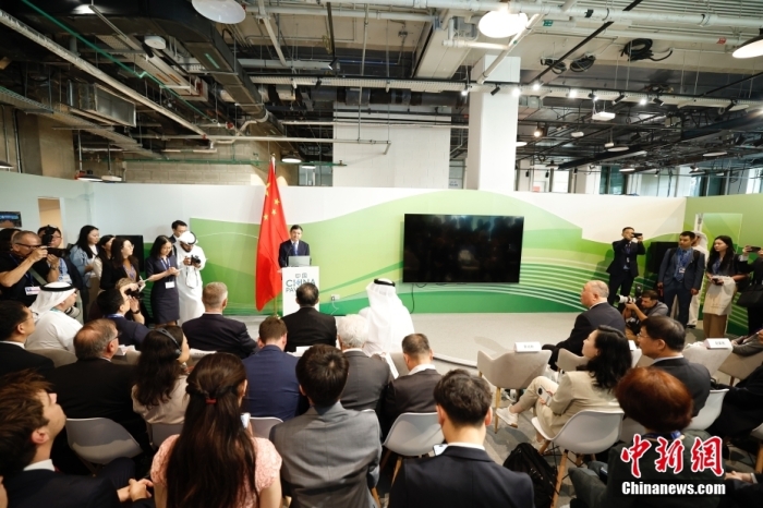 當(dāng)?shù)貢r間11月30日，《聯(lián)合國氣候變化框架公約》第28次締約方大會(COP28)中國角開幕式暨“生態(tài)文明與美麗中國實踐”邊會在迪拜舉行。圖為中國生態(tài)環(huán)境部部長黃潤秋在邊會上發(fā)表致辭。<a target='_blank' href='/' _fcksavedurl='/'><p  align=