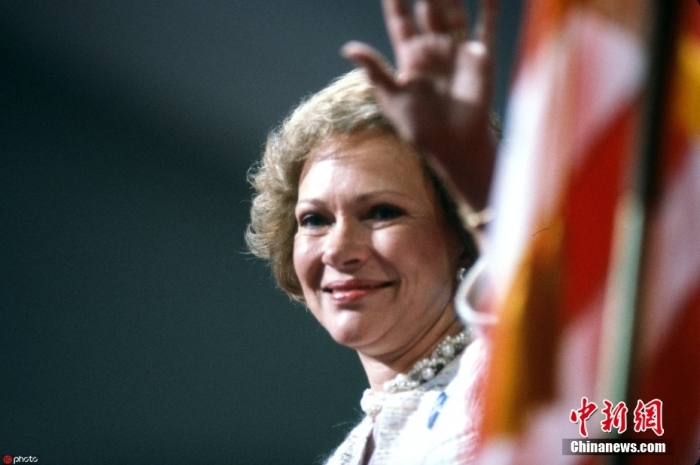 當(dāng)?shù)貢r(shí)間11月19日，卡特中心宣布，美國(guó)前第一夫人羅莎琳·卡特于當(dāng)天去世，享年96歲。根據(jù)卡特中心發(fā)布的聲明，在家人的陪伴下，羅莎琳·卡特在佐治亞州普萊恩斯的家中平靜地去世?？ㄌ刂行?7日宣布，羅莎琳·卡特開始接受臨終關(guān)懷。圖為羅莎琳·卡特資料圖。圖/ICphoto