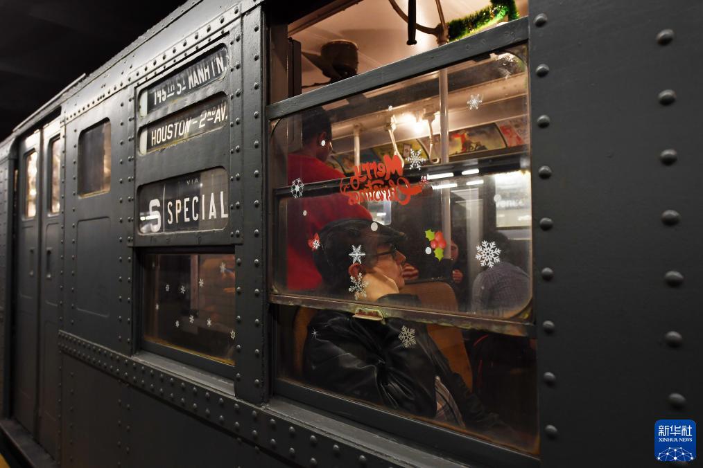 12月2日，在美國紐約，人們乘坐“懷舊地鐵”專列。新華社記者 李睿 攝