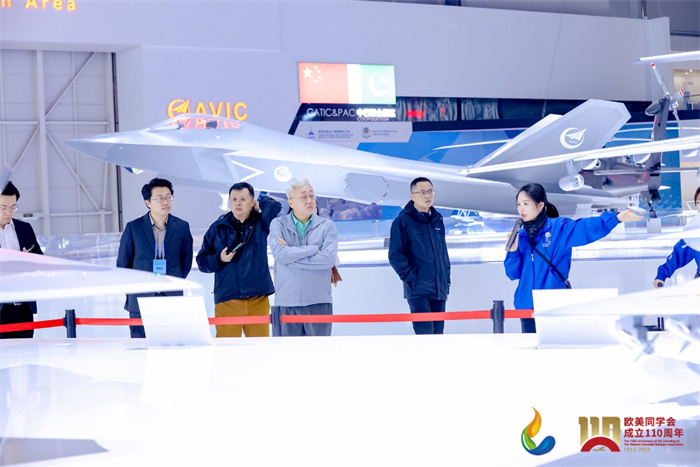 參會(huì)嘉賓和留學(xué)歸國(guó)人員參觀珠海太空中心。主辦方供圖