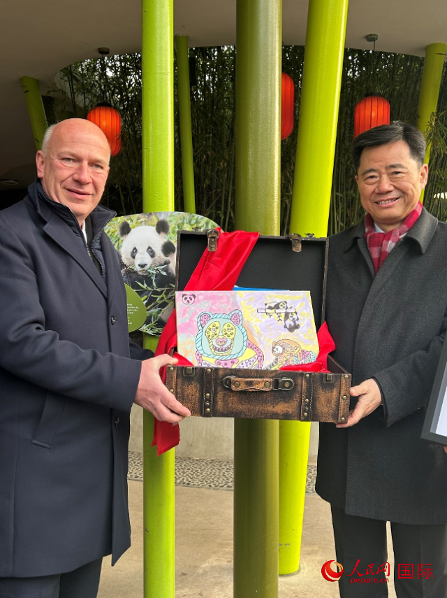 吳墾大使和韋格納市長(zhǎng)手捧德國(guó)兒童為“夢(mèng)想”“夢(mèng)圓”準(zhǔn)備的手繪“送別大禮包”。人民網(wǎng)記者 徐馨攝