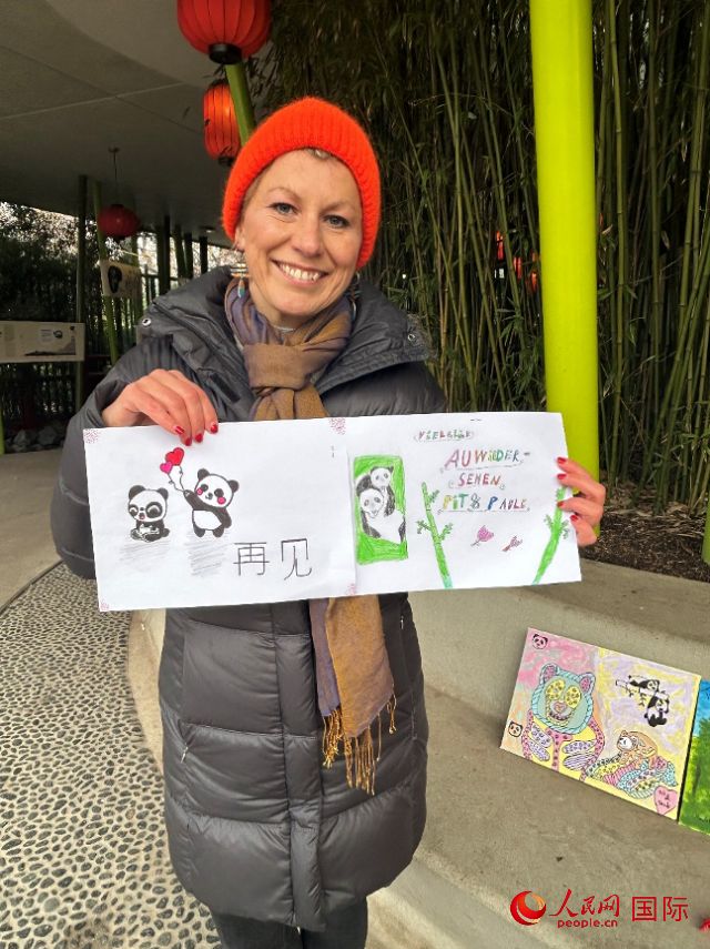桑德拉和德國(guó)小朋友們的作品。右圖寫著“祝福好運(yùn)，再見(jiàn) Pit和Paule（“夢(mèng)想”“夢(mèng)圓”的德語(yǔ)名字）”。人民網(wǎng)記者 徐馨攝