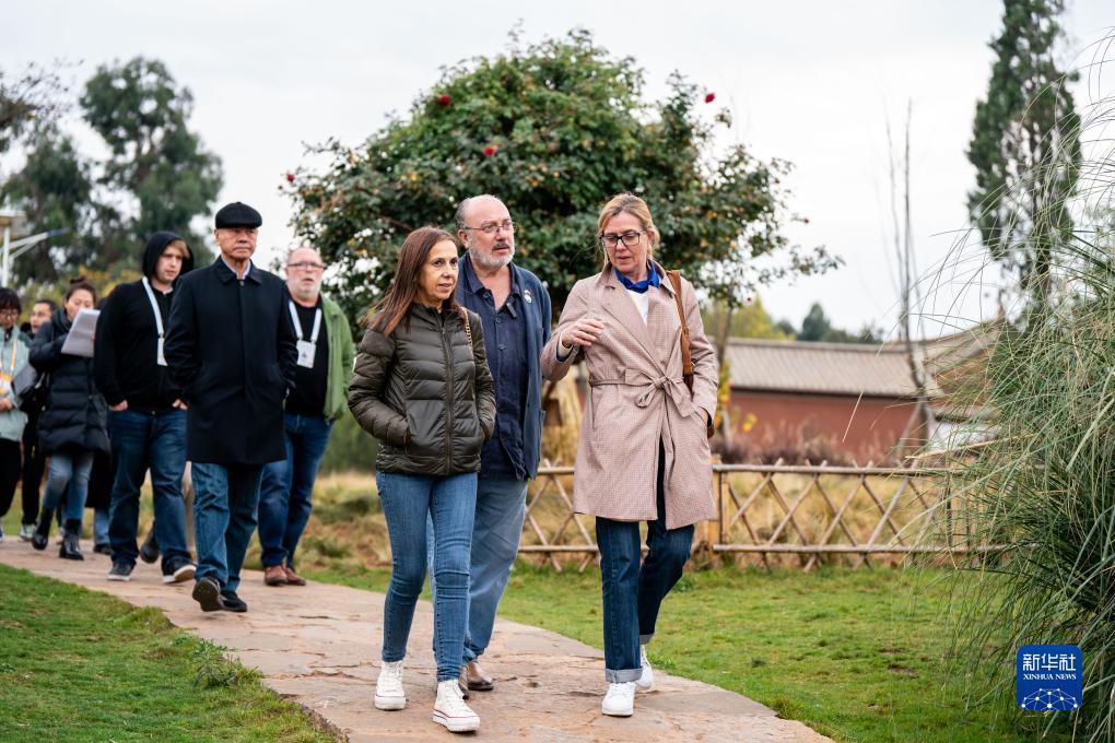 12月6日，世界媒體峰會參會代表在昆明市晉寧區(qū)小漁村參觀。新華社記者 胡超 攝