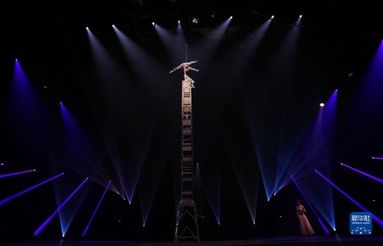 12月8日，演員在法國(guó)巴黎舉行的中國(guó)雜技“奇妙之夜”演出上表演《高椅》。新華社記者 高靜 攝