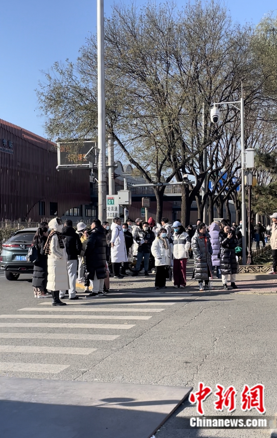 不少家長和老師在考場外等候。袁秀月 攝