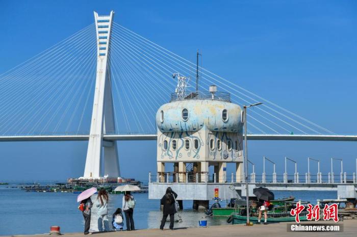 圖為游客在文昌鋪前漁港游玩。<a target='_blank' href='/' _fcksavedurl='/' ><p  align=