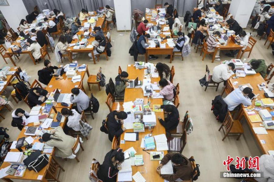 資料圖：眾多考研學(xué)生在南昌大學(xué)圖書館的自習(xí)室內(nèi)復(fù)習(xí)備考。劉力鑫 攝