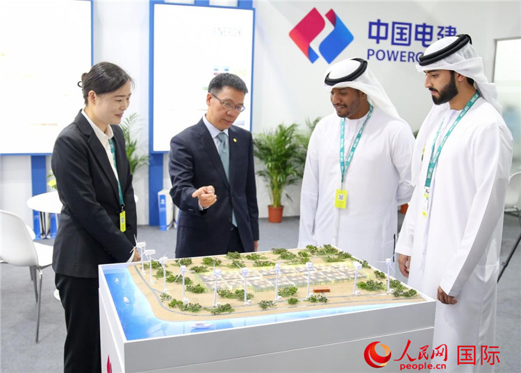 訪客在中國電建展臺參觀風電項目沙盤。人民網 塔里克·易卜拉欣攝