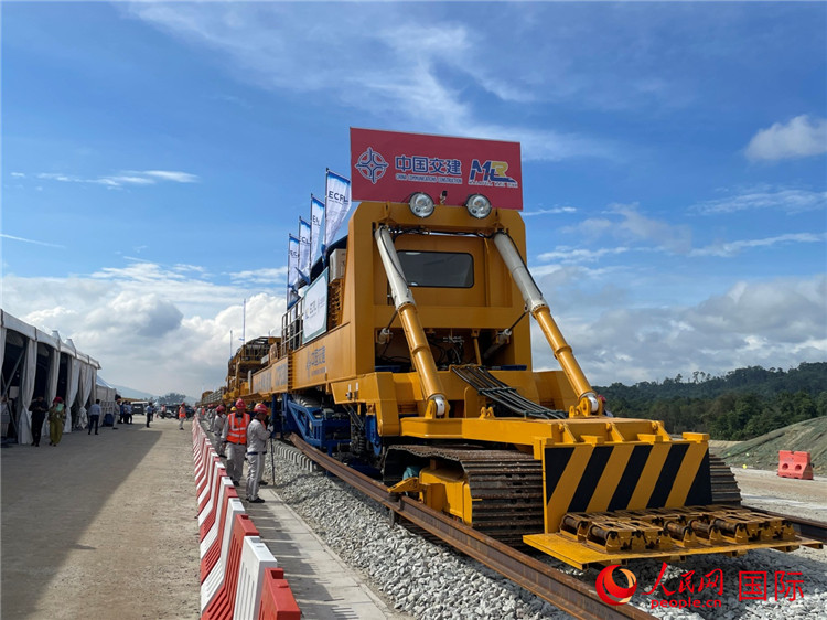 馬東鐵項目軌道工程啟動儀式現(xiàn)場。人民網(wǎng)記者 劉慧攝