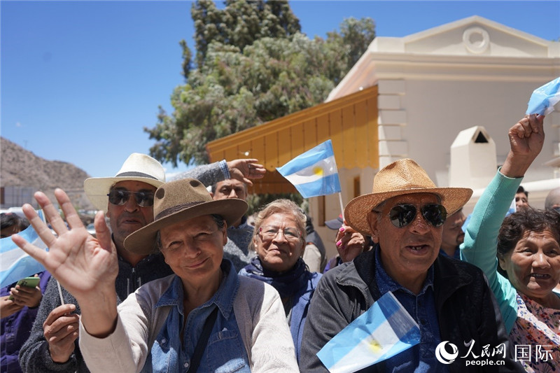 圖為當(dāng)?shù)孛癖娮园l(fā)舉行慶祝活動(dòng)。人民網(wǎng)記者 許放攝