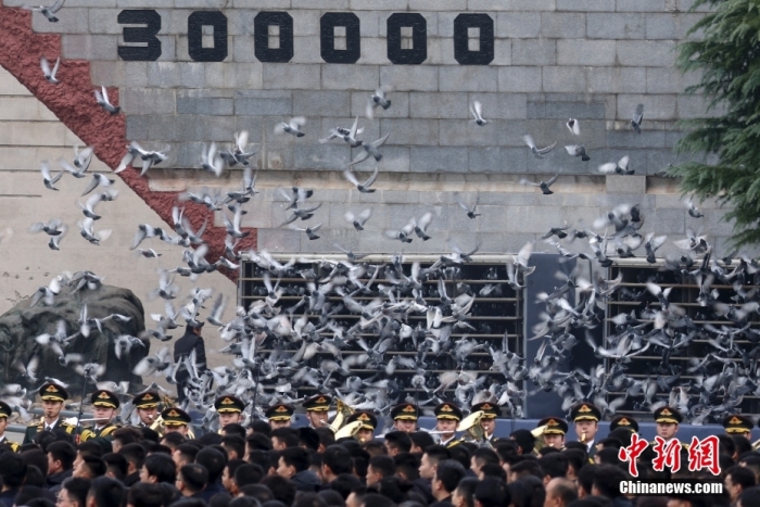 12月13日是第十個(gè)南京大屠殺死難者國(guó)家公祭日。當(dāng)天上午，南京大屠殺死難者國(guó)家公祭儀式在侵華日軍南京大屠殺遇難同胞紀(jì)念館舉行。圖為國(guó)家公祭儀式現(xiàn)場(chǎng)。<a target='_blank' href='/'><p  align=