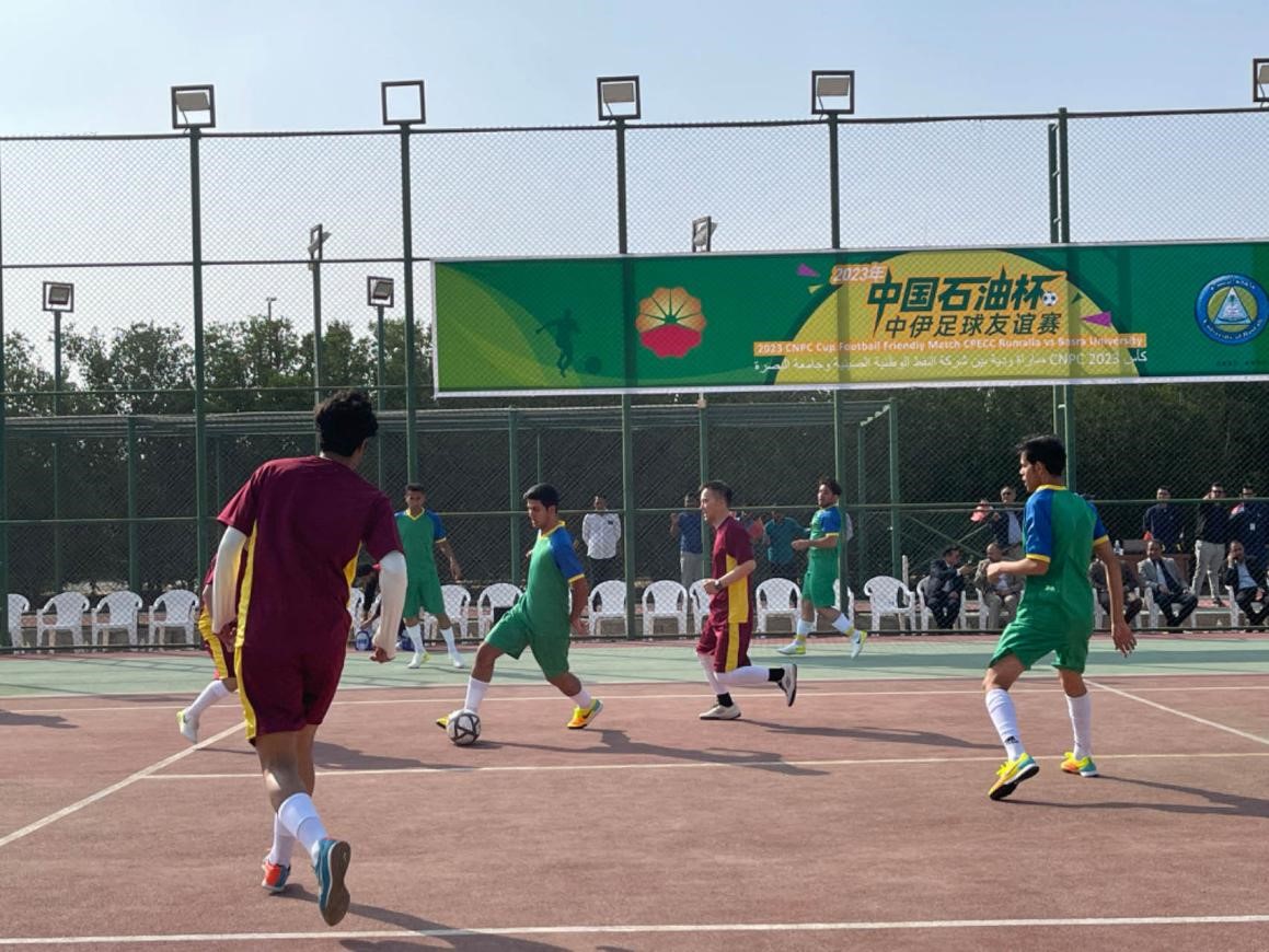 12月14日，中國石油（伊拉克）魯邁拉片區(qū)舉辦公共開放日和足球友誼賽。中國石油工程建設有限公司魯邁拉項目代表隊與巴士拉大學代表隊進行了比賽，巴士拉大學代表隊獲勝。文學軍攝