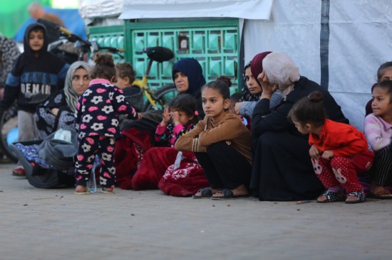 這是12月3日在加沙地帶代爾拜拉赫一家醫(yī)院拍攝的流離失所的巴勒斯坦人。新華社發(fā)