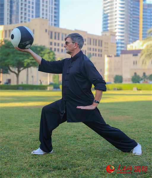 羅伯特在練習太極球。人民網 塔里克·易卜拉欣攝
