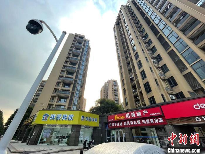 多家房地產(chǎn)中介。 蘇婷 攝