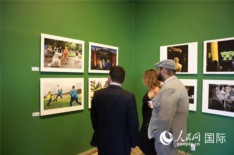 巴西民眾在攝影展作品前駐足欣賞。 人民網(wǎng)記者 陳海琪攝
