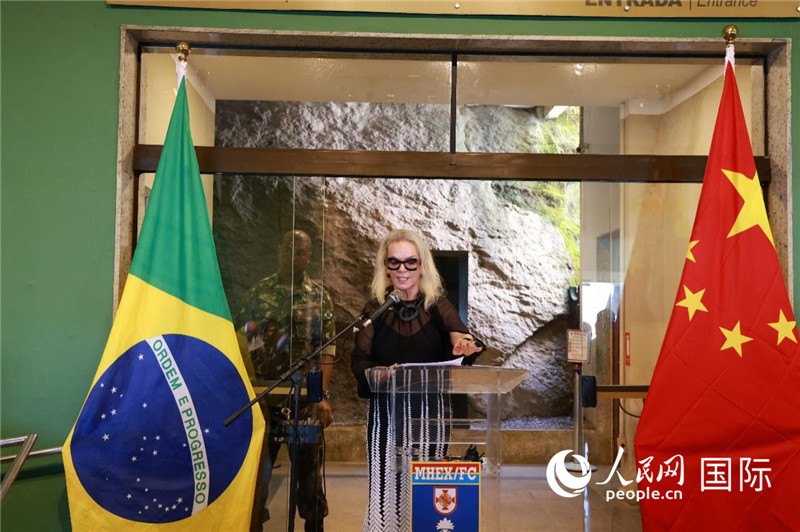 山河文化促進中心執(zhí)行總裁瑪西婭·梅爾基奧爾在攝影展開幕式上致辭。 人民網(wǎng)記者 陳海琪攝