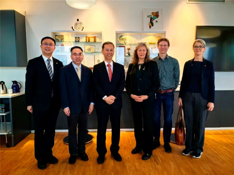 中國駐瑞典大使崔愛民（左三）會(huì)見瑞典農(nóng)業(yè)大學(xué)校長(zhǎng)薇迪（左四）。中國駐瑞典大使館供圖。