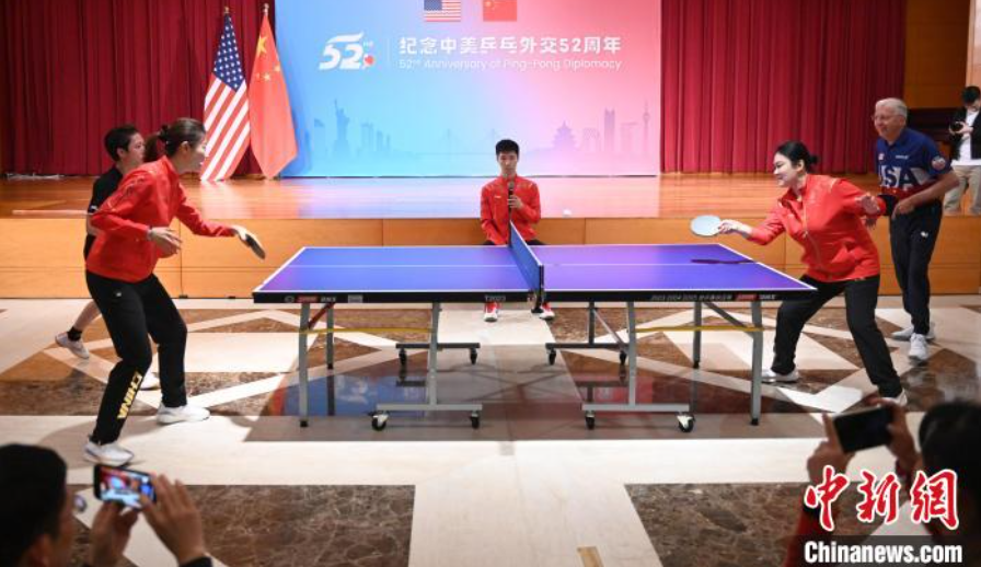 當(dāng)?shù)貢r(shí)間12月13日，中國(guó)駐美使館在華盛頓舉辦慶?；顒?dòng)紀(jì)念中美乒乓外交52周年。圖為丁寧、劉偉、戴爾等中美運(yùn)動(dòng)員上演混雙表演賽。中新社記者 陳孟統(tǒng) 攝