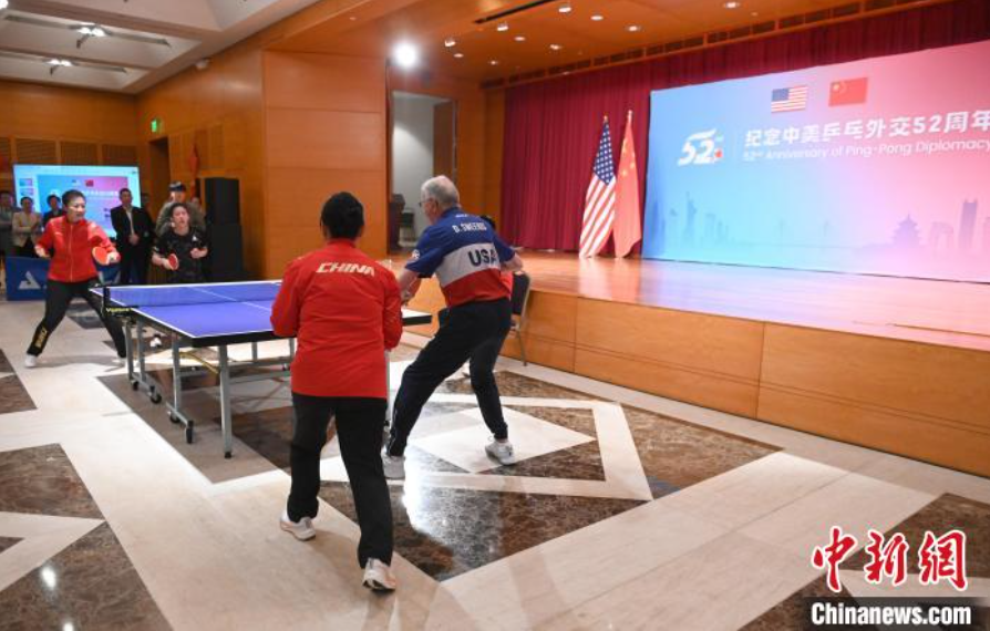 當(dāng)?shù)貢r(shí)間12月13日，中國(guó)駐美使館在華盛頓舉辦慶祝活動(dòng)紀(jì)念中美乒乓外交52周年。圖為丁寧、劉偉、戴爾等中美運(yùn)動(dòng)員上演混雙表演賽。中新社記者 陳孟統(tǒng) 攝