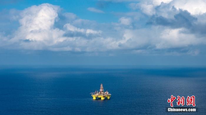 遠(yuǎn)眺中國(guó)海油982鉆井平臺(tái)。<a target='_blank' href='/' _fcksavedurl='/' ><p  align=