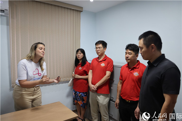 王尉育等人參觀并了解協(xié)會活動場所及設(shè)施。人民網(wǎng)記者 時元皓攝