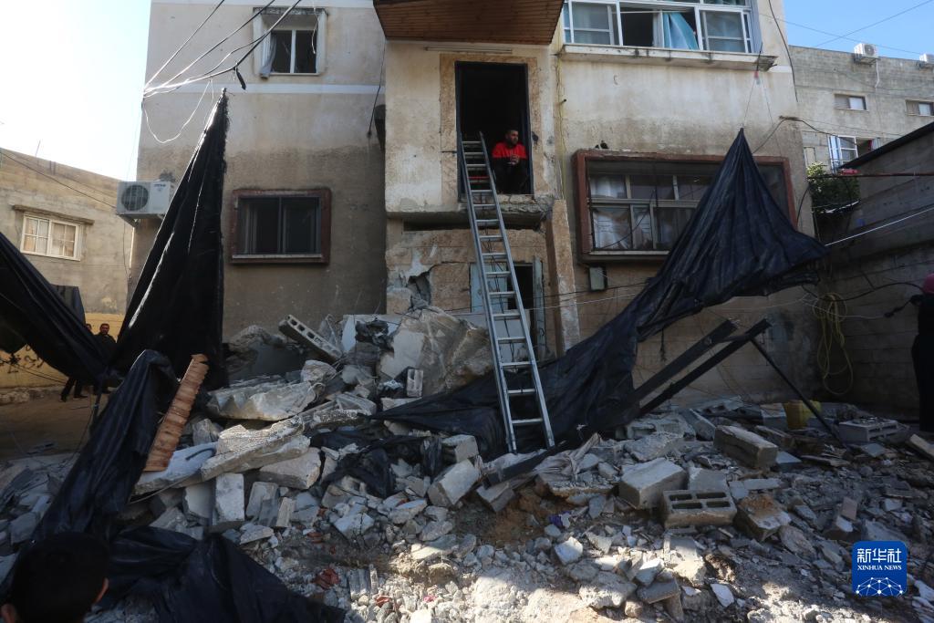 12月17日，在約旦河西岸城市圖勒凱爾姆附近的一處難民營(yíng)，人們查看在沖突中損毀的房屋。新華社發(fā)（尼達(dá)爾·艾仕塔耶?dāng)z）