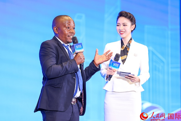 來自烏干達(dá)坎帕拉—恩德培機(jī)場高速公路項(xiàng)目的赫爾曼（左）被評為中國交建共建“一帶一路”最美外籍建設(shè)者之一。人民網(wǎng)記者 趙益普攝