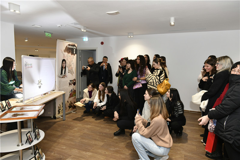 圖為觀眾欣賞帶有“你好中國(guó)”標(biāo)識(shí)的皮影展示。 布加勒斯特中國(guó)文化中心供圖。