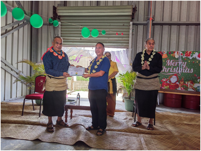 湯加農(nóng)林食品部部長(zhǎng)佛赫為唐匯勇組長(zhǎng)頒發(fā)獎(jiǎng)狀和獎(jiǎng)金。援湯加第六期農(nóng)業(yè)技術(shù)援助項(xiàng)目組供圖