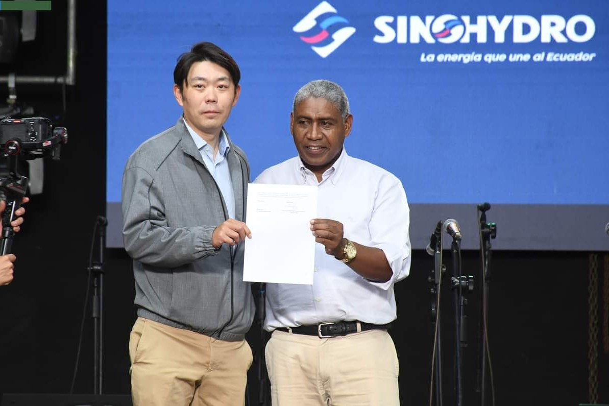 中國電建厄瓜多爾國別代表白納（左）代表中國電建向厄瓜多爾埃爾查科市康復(fù)中心捐贈(zèng)了一批康復(fù)器材，埃爾查科市市長奧斯卡·德拉克魯斯·卡瓦蒂霍（右）對中國企業(yè)的善舉表示感謝。中國電建厄瓜多爾代表處供圖