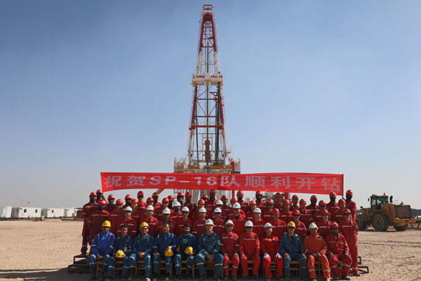 12月25日，中石化國工科威特分公司SINOPEC-16隊在科威特北部油區(qū)順利開鉆。中石化供圖