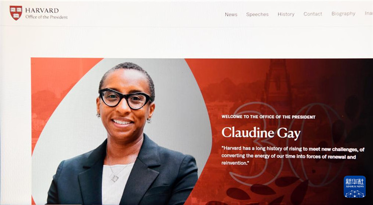 美國媒體1月2日報道，哈佛大學(xué)校長蓋伊宣布辭職。這是1月2日拍攝的有蓋伊照片的哈佛大學(xué)官網(wǎng)校長辦公室頁面。新華社記者李睿 攝