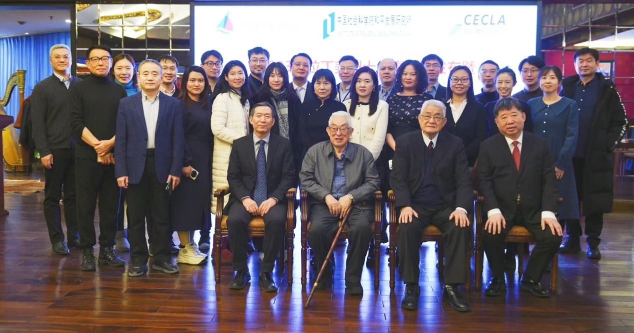與會專家學(xué)者舉行合影。主辦方供圖