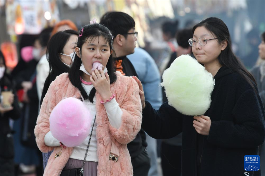 1月5日，在日本名古屋市第18屆“名古屋中國春節(jié)祭”上，游客品嘗棉花糖。新華社記者 岳晨星 攝