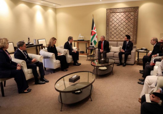 1月7日，約旦國(guó)王阿卜杜拉二世（中右）在安曼會(huì)見(jiàn)到訪的美國(guó)國(guó)務(wù)卿布林肯（中左）。新華社發(fā)（約旦王宮供圖）