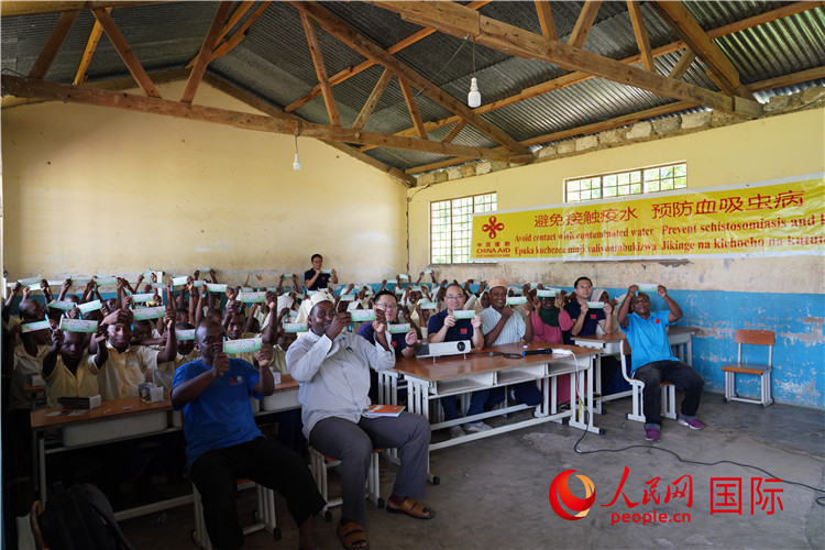 中國(guó)專家組走進(jìn)姆坦噶尼小學(xué)開(kāi)展血吸蟲(chóng)病防治健康教育。人民網(wǎng)記者 黃煒鑫攝