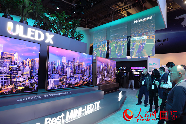 在2024年美國(guó)消費(fèi)電子展上，人們駐足觀看中國(guó)企業(yè)海信推出的ULED X系列電視110UX，該產(chǎn)品獲得“2024年美國(guó)消費(fèi)電子展創(chuàng)新獎(jiǎng)”。人民網(wǎng)記者 李志偉攝