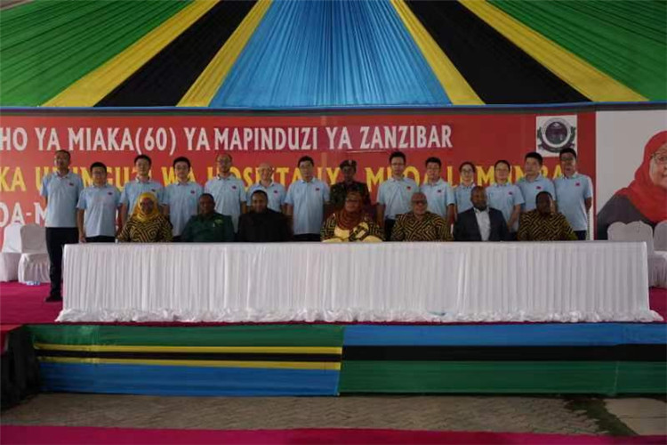 坦桑尼亞政要與中國(guó)醫(yī)療隊(duì)合影。中國(guó)（江蘇）第33期援桑給巴爾醫(yī)療隊(duì)供圖