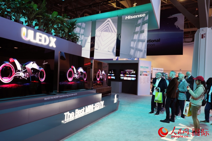 海信在此次展會上推出ULED X系列電視110UX，是全球首臺4萬+分區(qū)MiniLED電視，斬獲2024年美國消費電子展創(chuàng)新獎。人民網(wǎng)記者 李志偉攝