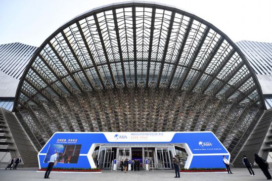 2023年10月30日，參會嘉賓步入長沙國際會議中心。當日，以“全球發(fā)展 共享安全”為主題的博鰲亞洲論壇全球經(jīng)濟發(fā)展與安全論壇第二屆大會在湖南長沙開幕。新華社記者 陳振海 攝