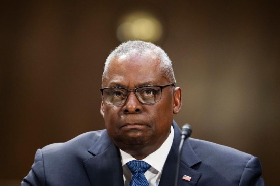 這是2023年10月31日，在美國首都華盛頓國防部長(zhǎng)奧斯汀出席國會(huì)聽證會(huì)。新華社記者劉杰攝